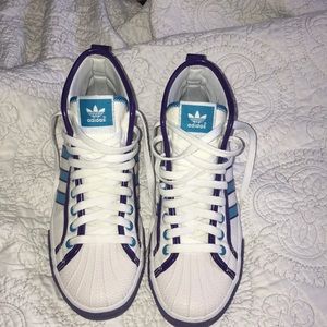 Size 8 adidas high top shoe